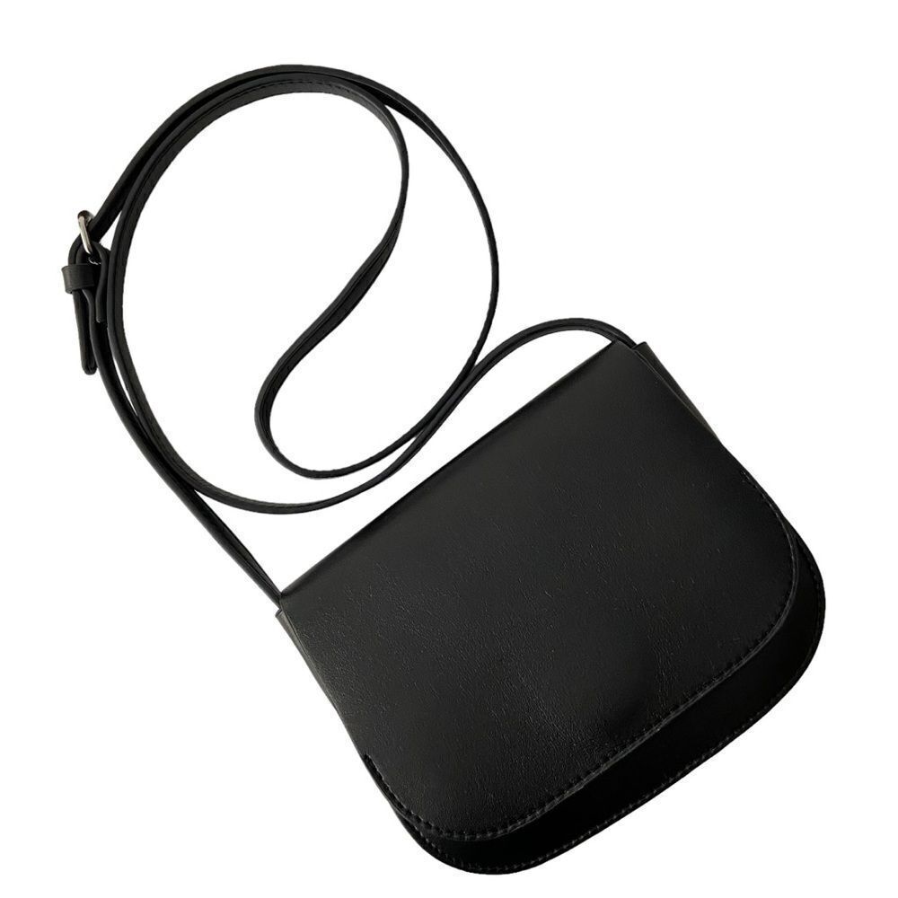 Urban Outfitters Adjustable Black Saddle Bag in Size Small